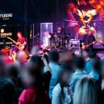 Trupă cântând pe scenă, cu public la petrecere corporate în față surprins de fotograf Alin Gavrila la concert